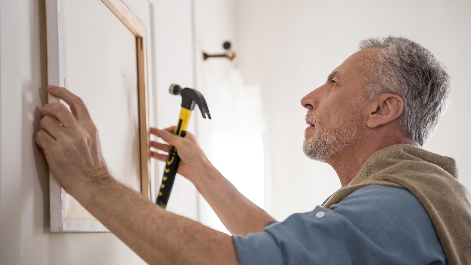 Cómo colgar objetos de la pared y techo